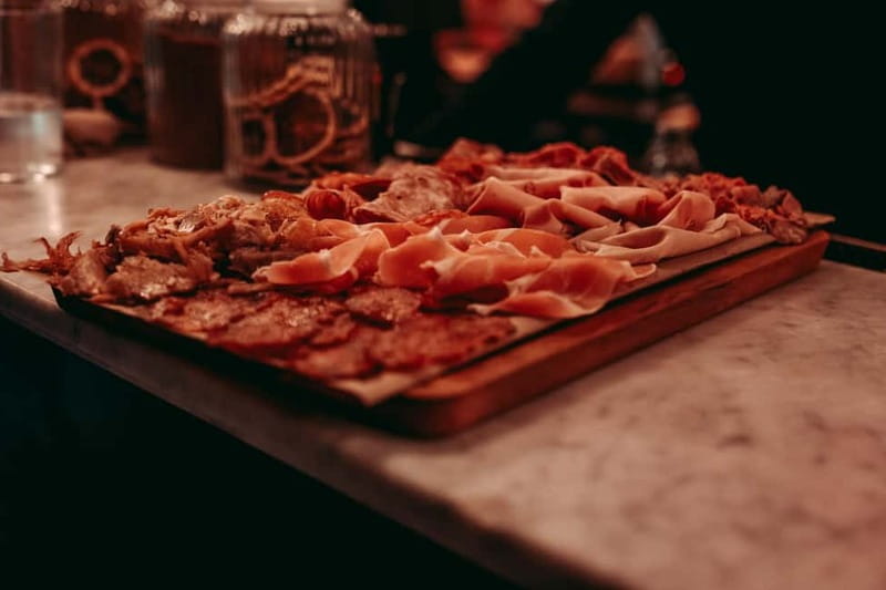 Barcelona: Tipsy Tapas & History Tour in the Gothic Quarter - Drinks that shape the evening