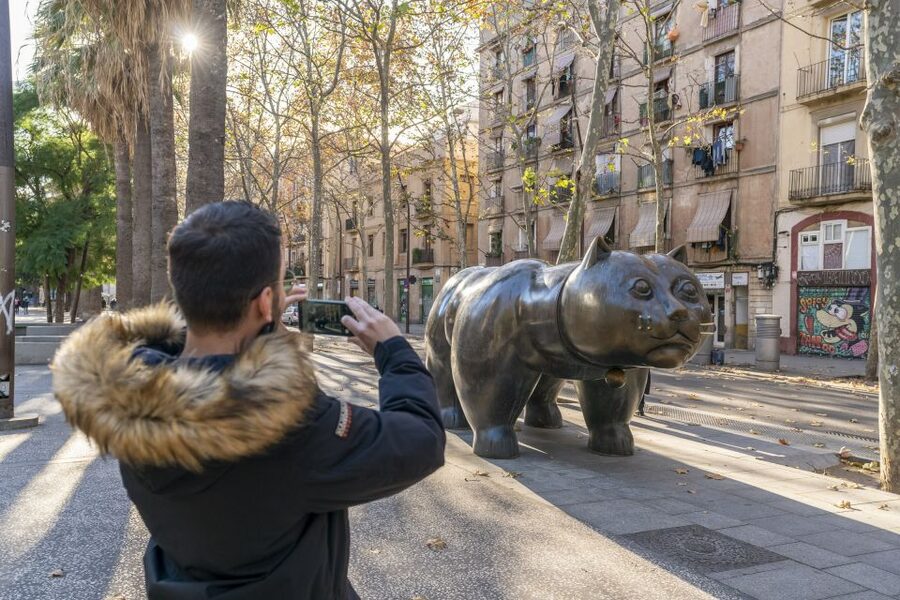 Barcelona: Walking tour with Montjuic Castle & Cable Car - Inside Montjuïc Castle and its dungeons