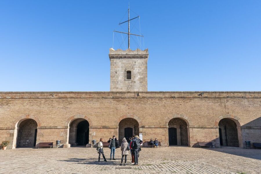 Barcelona: Walking tour with Montjuic Castle & Cable Car - Returning by cable car to El Molino