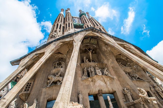 Best of Barcelona Guided Tour with Port or Hotel Pick up - Passeig de Gracia and the Apple of Discord