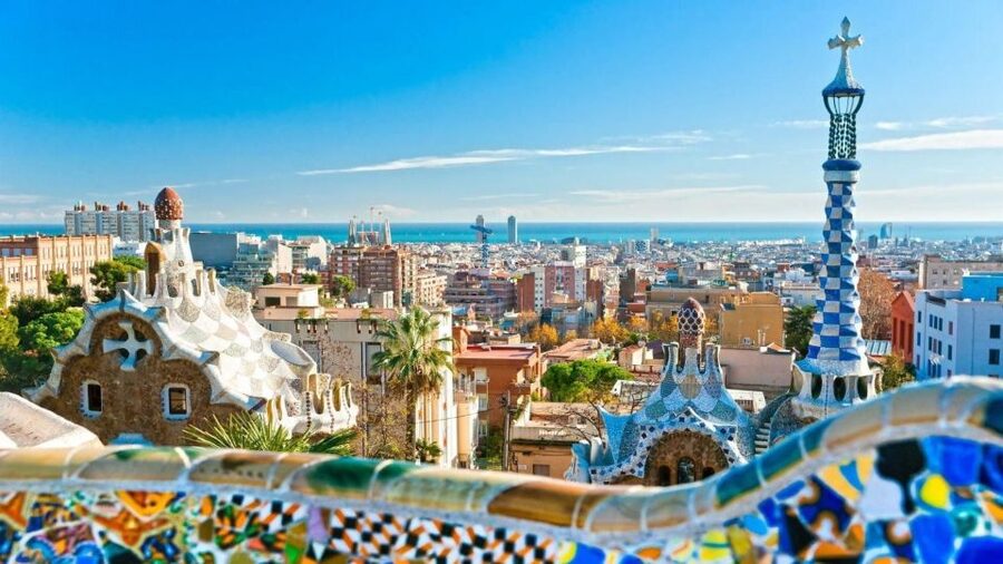Best of Barcelona: Sagrada Familia & Park Guell with Pickup - Walking Through the Gothic Quarter