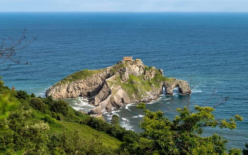 Bilbao: Gaztelugatxe, Bermeo, Mundaka, Gernika, & Wine Tour - Meeting the bus beside Bilbao’s Puppy