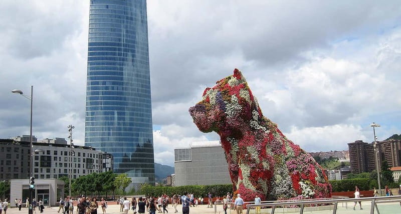 Bilbao: Guggenheim Museum Tour with Skip-the-Line Tickets - Beginning outside with Gehry’s building