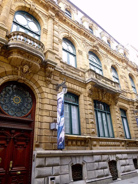 Bilbao old town walking tour - Txakurraren Iturria and details you could miss alone