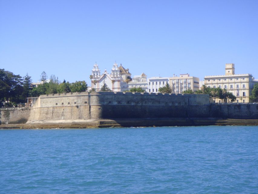 Cádiz: Bay of Cádiz Catamaran Tour with Host - Drinks, seating, and onboard comfort