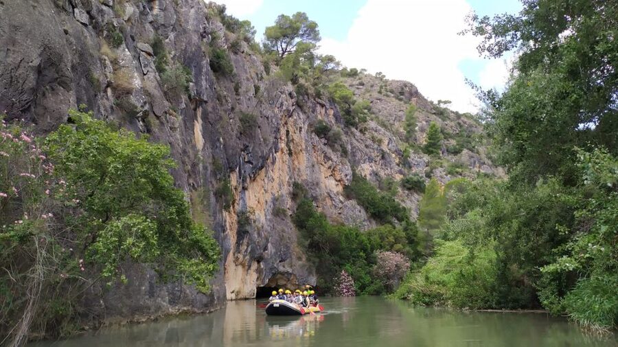 Calasparra: Almadenes Canyon Rafting with Caves and Rock Art - The first 30 minutes: safety before the water