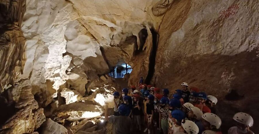 Calasparra: Cueva del Puerto Entry Ticket with Guided Tour - Walking through the natural galleries