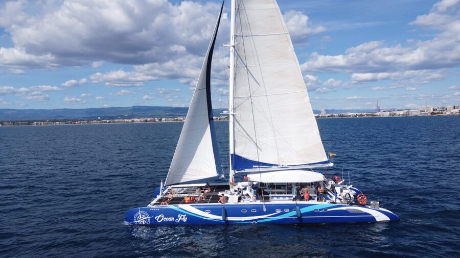 Cambrils: Costa Dorada Sunset Catamaran Cruise with Drinks - Returning to Cambrils at sunset