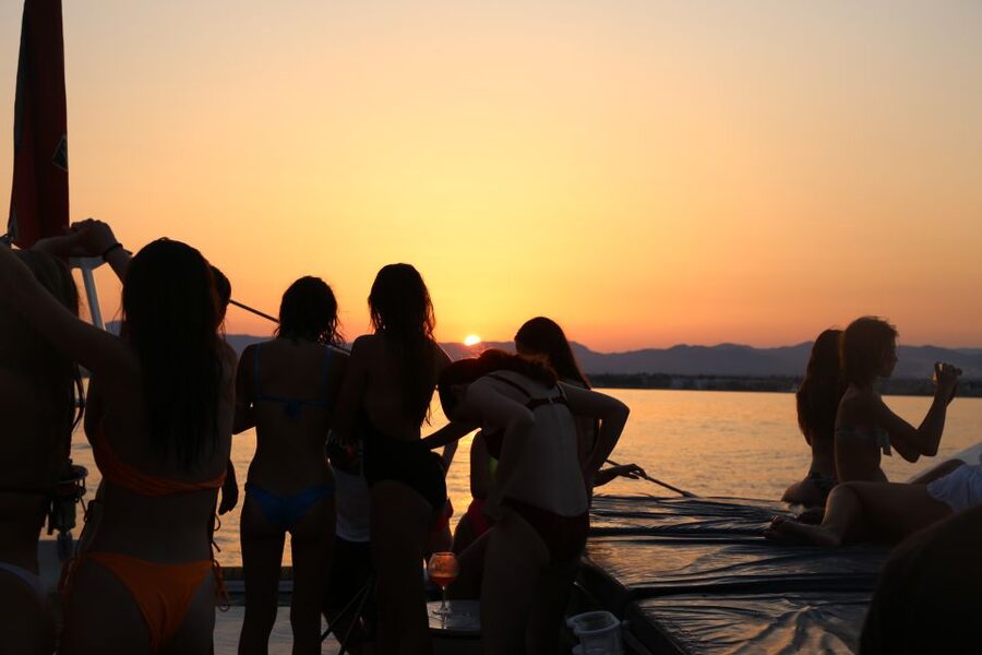 Cambrils: Sunset Catamaran Cruise with Drinks - Drinks, music, and the mood on board