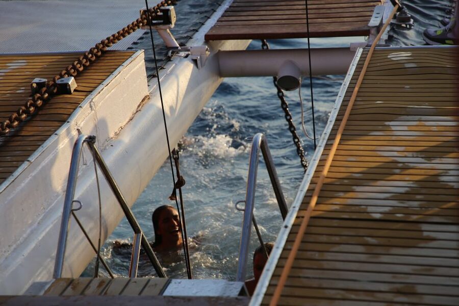 Cambrils: Sunset Catamaran Cruise with Drinks - Languages, meeting points, and useful planning tips