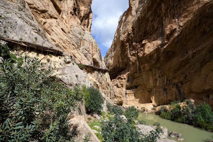 Caminito del Rey: Guided Tour with 1 Drink and Shuttle Bus - Safety Briefing and Helmet Rules