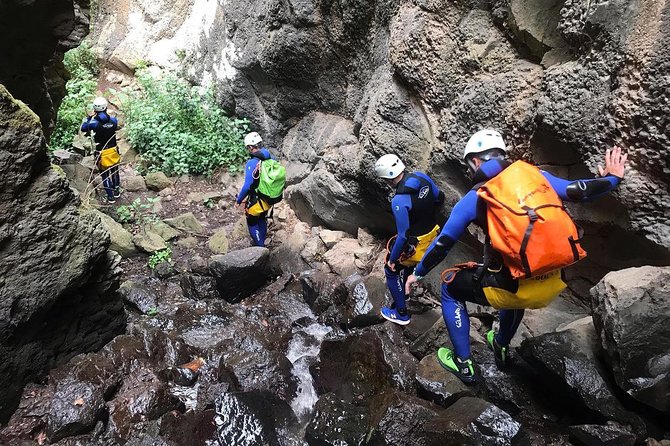 CANYONING aquatic and fun route in Gran Canaria - The dry route: lava walls and shorter rappels