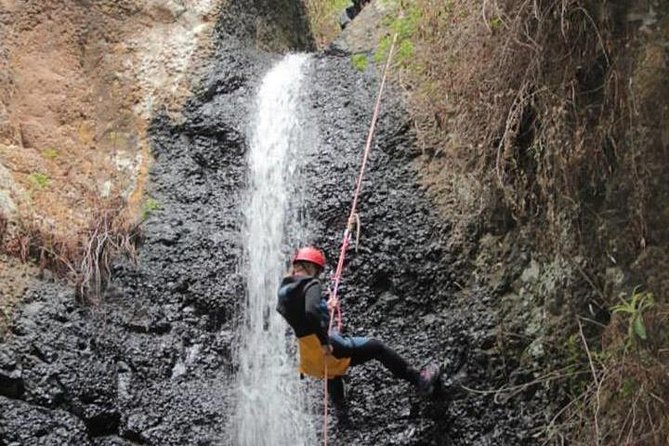 CANYONING aquatic and fun route in Gran Canaria - How the guides make the activity manageable