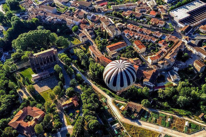 Catalonia Hot Air Balloon Ride and Breakfast over the Volcanoes of la Garrotxa - Cava and pastry in the basket