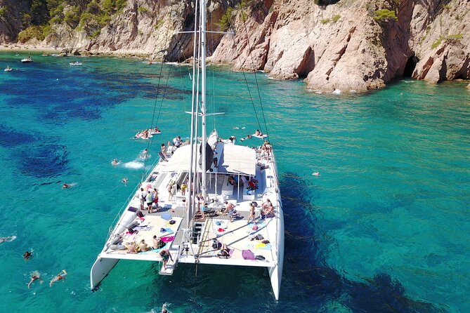 Catamaran ride -Costa Brava with barbecue and drinks. Familiar. - Key points before you book