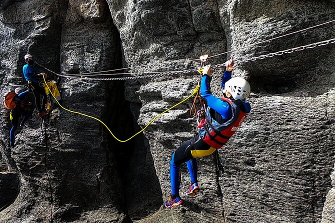 Coastering in Gran Canaria (Aquatic Route in the ocean cliffs) - The safety gear and guide support
