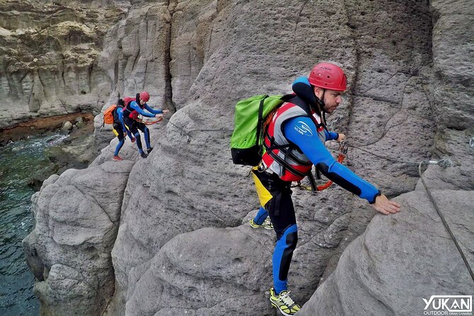Coastering in Gran Canaria (Aquatic Route in the ocean cliffs) - Natural pools and sea jumps