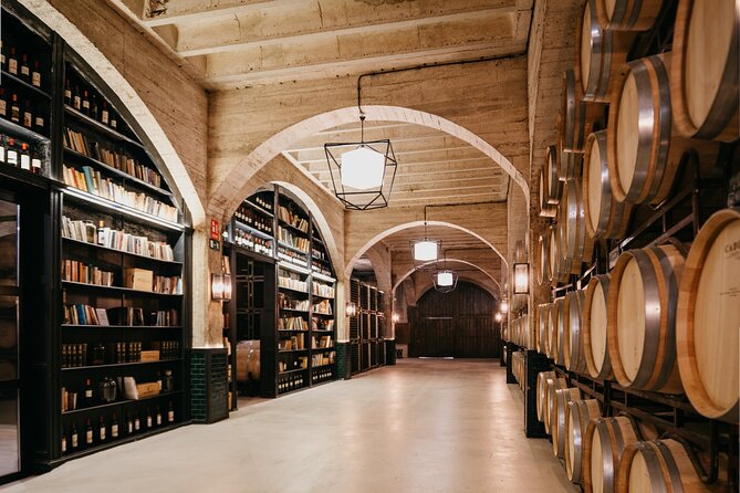 Complete winery experience: visit, tasting and traditional food - Three wines served along the way