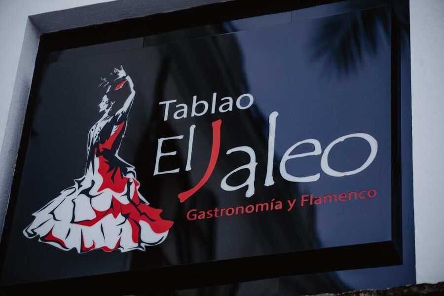 Cordoba: Flamenco Show at Tablao El Jaleo & Optional Dinner - Entering Córdoba’s Plazuela de los Gitanos