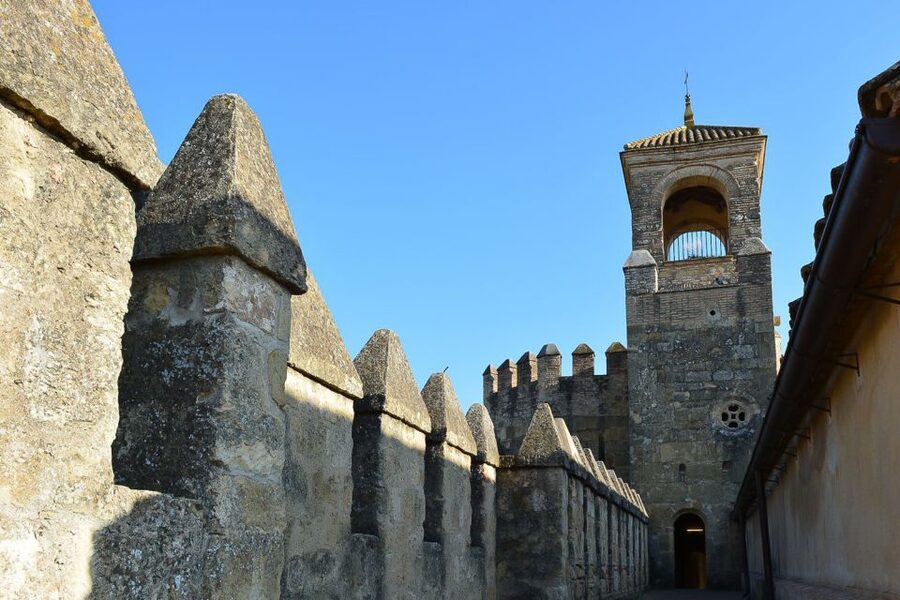 Cordóba: Gardens & Fortress of Catholic Monarchs Guided Tour - Meeting your guide at Avenida del Alcázar