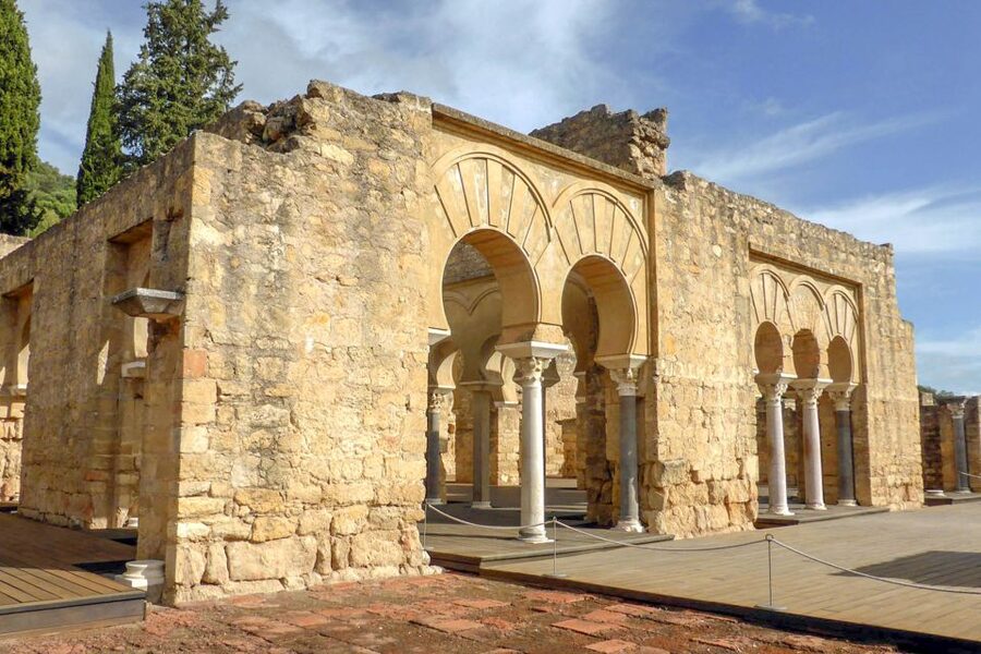 Córdoba: Guided Tour of Azahara Medina - Walking through the palace-city