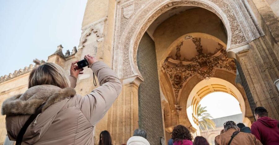 Cordoba: Jewish Quarter and Mosque-Cathedral Guided Tour - The Córdoba Synagogue and its detailed doorway