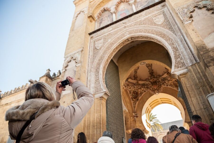 Cordoba: Jewish Quarter and Mosque-Cathedral Guided Tour - Meeting at the Monument to the Lovers