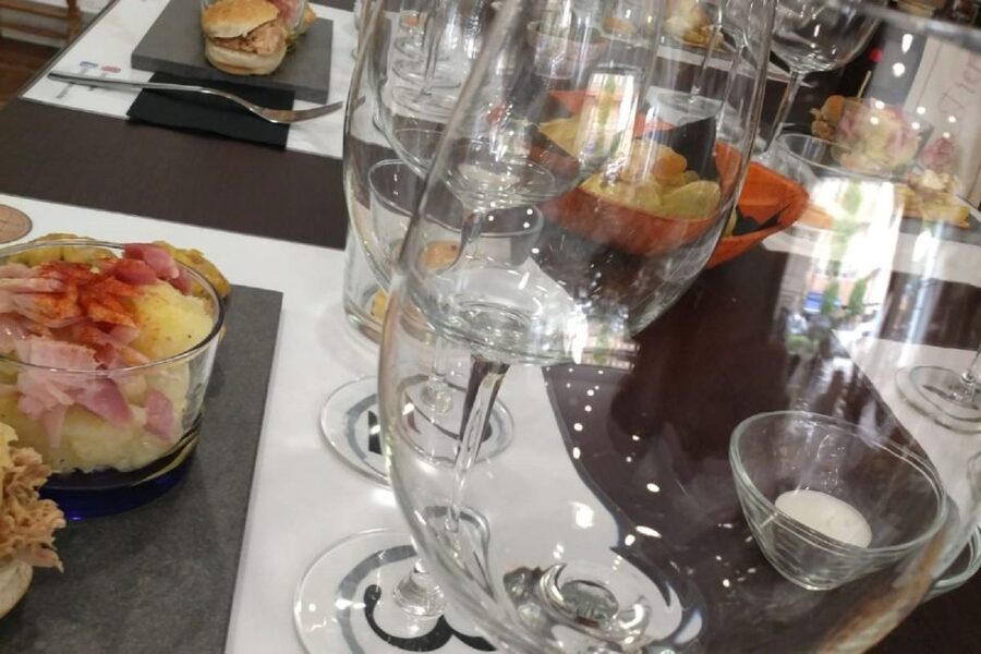 Córdoba: Local Wine Tasting Evening - Tapas that make the wine easier to understand