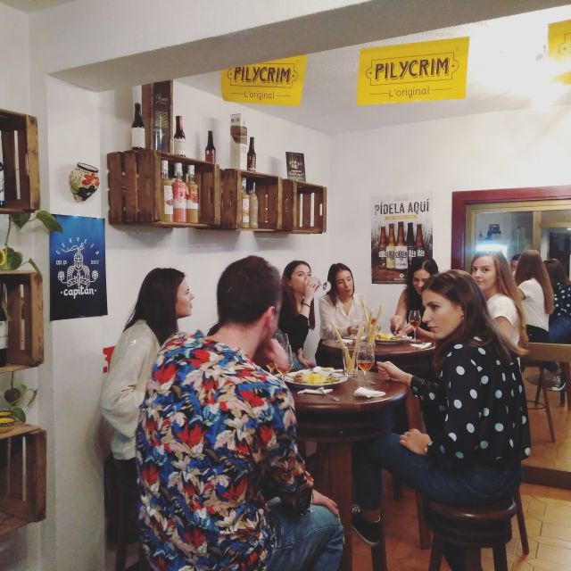 Córdoba: Local Wine Tasting Evening - Four wines, four lessons in local style
