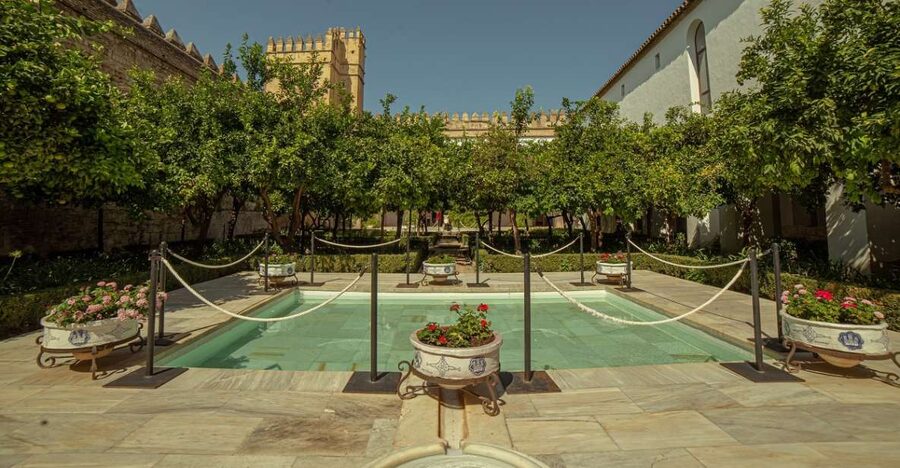 Córdoba: Mosque-Cathedral and Alcazar Tour - Walking from the Mosque-Cathedral to the Alcázar