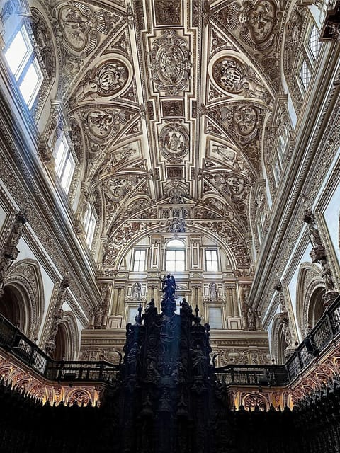 Córdoba: Mosque-Cathedral Guided Tour - Entering the forest of columns and arches