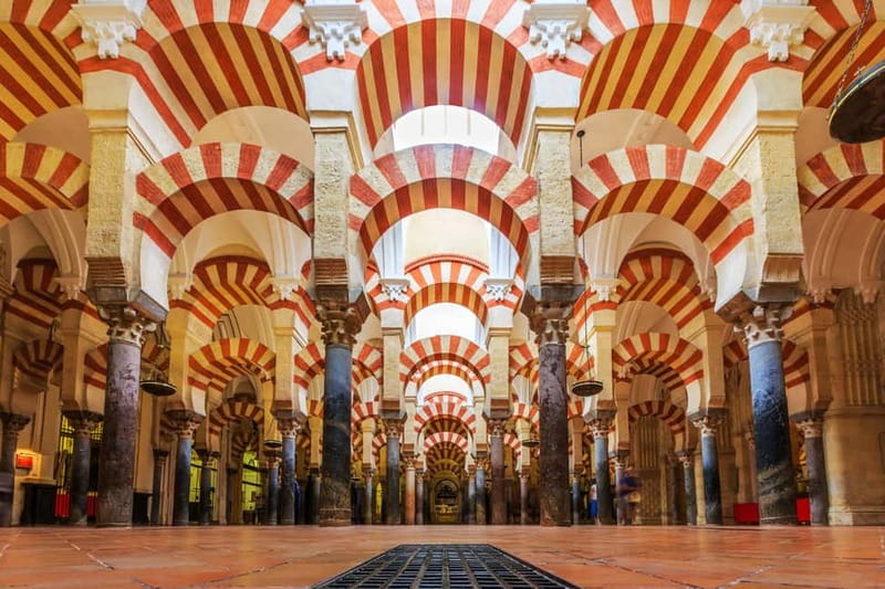 Córdoba: Mosque-Cathedral, Jewish Quarter and Alcázar Tour - Walking the Jewish Quarter