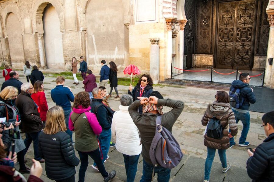 Córdoba: Skip-the-Line Great Mosque-Cathedral History Tour - Finding the guide in the Patio de los Naranjos