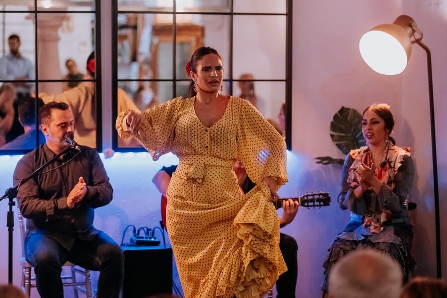Córdoba: Tablao Flamenco at Doble de Cepa with Optional Meal - Why the small courtyard works