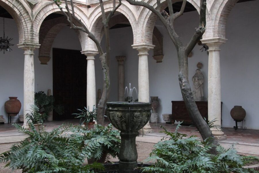 Córdoba: Viana Palace Gardens and Patios Entry Ticket - Guided tours and audio information