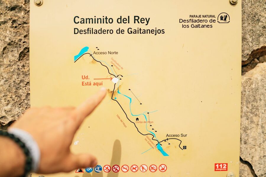 El Chorro: Caminito del Rey Guided Tour with Shuttle Bus - Walking the 3-kilometer footbridge