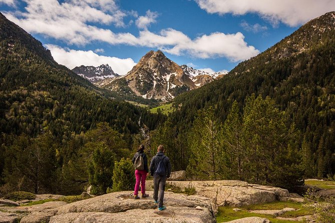 Excursion Aigüestortes - Estany Llebreta (1/2 day) - Walking downhill toward Llebreta Lake