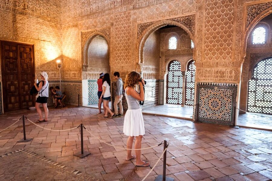 Fast-Track Alhambra & Nasrid Palaces Guided Tour - Why a guide helps at the Alhambra