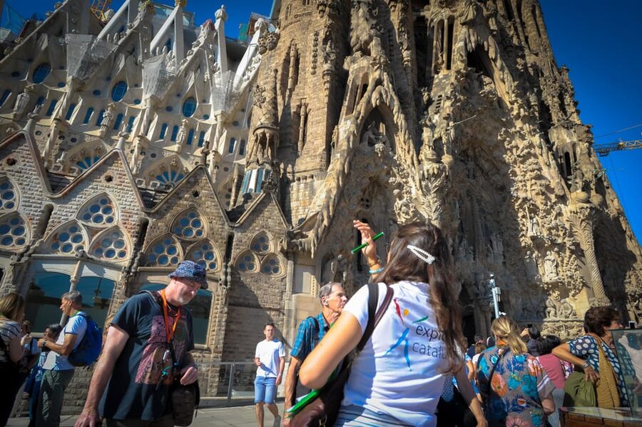 Fast Track: Sagrada Familia & Barcelona Full-Day Tour - L’Eixample and Passeig de Gracia by minibus