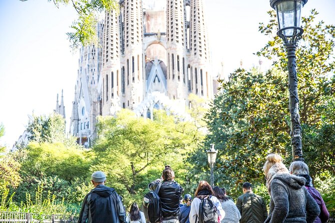 Fast Track Sagrada Familia & Park Guell the best of Gaudí - The bilingual guide affects the rhythm