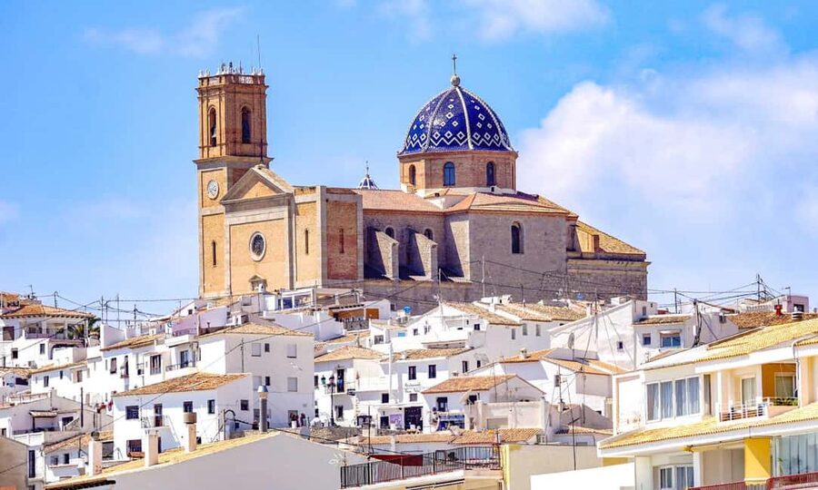 From Alicante: Guadalest, Altea & ticket in Algar Waterfalls - The guides and how the day is managed