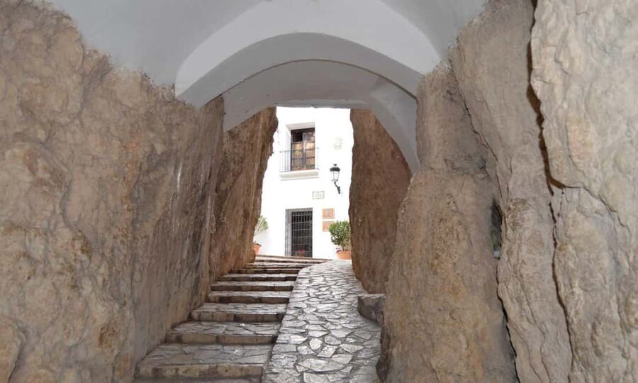 From Alicante: Guadalest, Altea & ticket in Algar Waterfalls - Who should choose this excursion?