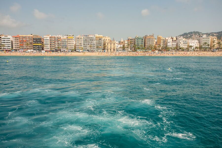 From Barcelona: Costa Brava Day Tour with Boat Trip - Three and a half hours for lunch, beach, and wandering