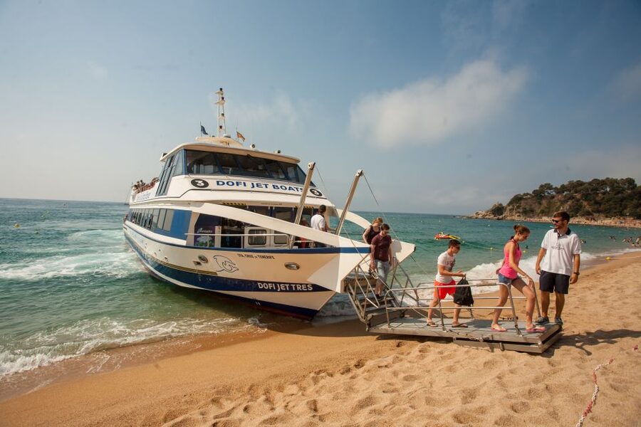 From Barcelona: Costa Brava Day Tour with Boat Trip - Guides, languages, and the group experience