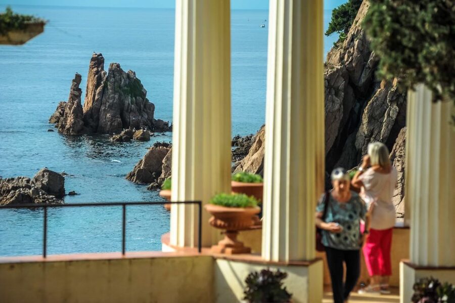 From Barcelona: Costa Brava Day Tour with Lunch - Guide Style and Time to Explore
