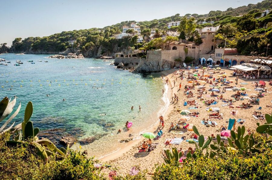 From Barcelona: Girona and Costa Brava Day Tour - Who should book it