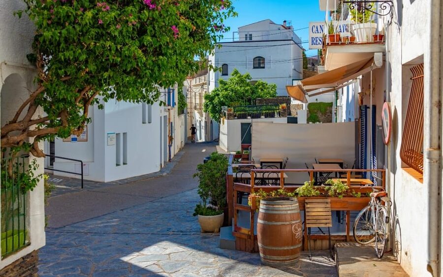 From Barcelona: Girona, Figueres, Dalí Museum, and Cadaqués - Figueres: a short meal break and Dalí’s theatrical world