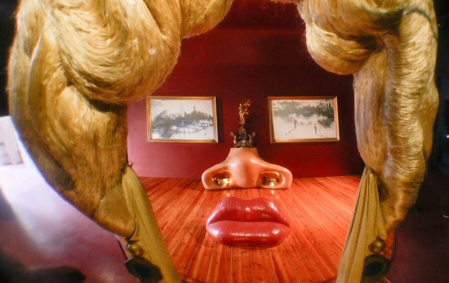 From Barcelona: Girona Guided Tour & Dalí Museum in Figueres - Figueres and the theatrical world of Salvador Dalí