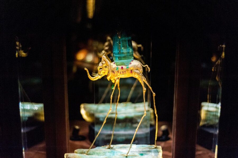 From Barcelona: Girona Guided Tour & Dalí Museum in Figueres - Guides, group rhythm, and bilingual commentary