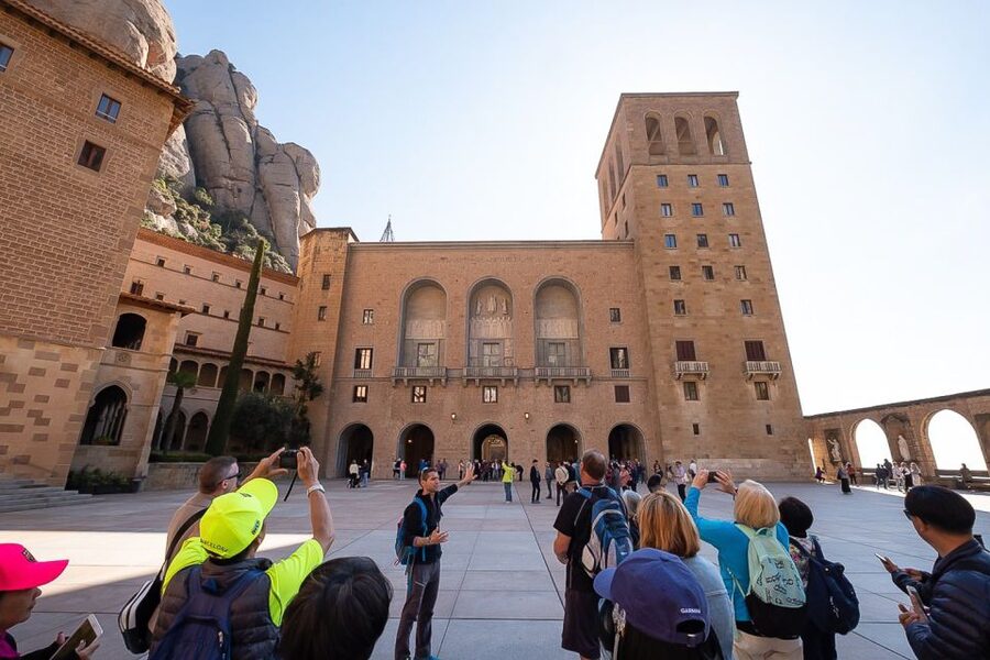 From Barcelona: Montserrat Monastery, Easy Hike, Cable Car - Using the one-hour free time